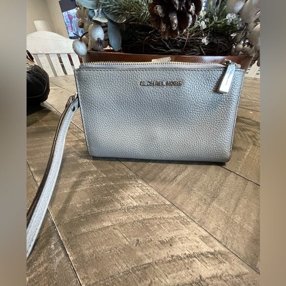 Michael kors wallet/ wristlet - Picture 3 of 3